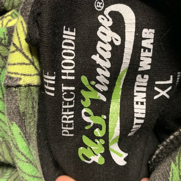 Vintage lion and flower hoodie - Picture 4 of 4